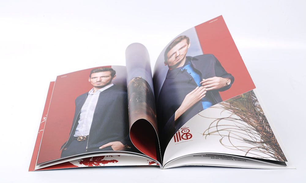 春夏時尚服裝畫冊設(shè)計